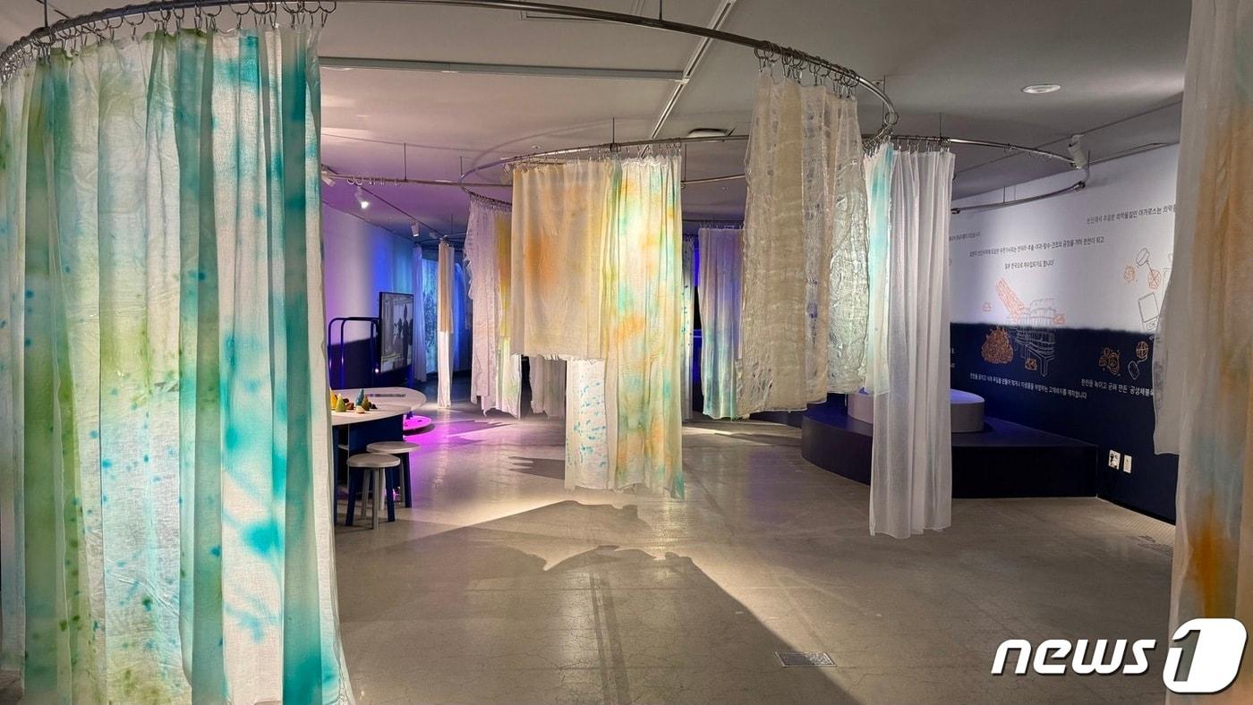 본문 이미지 - '라이스 브루잉 시스터즈 클럽' 전시 전경. 2023.11.2/뉴스1 ⓒ 뉴스1 김일창 기자