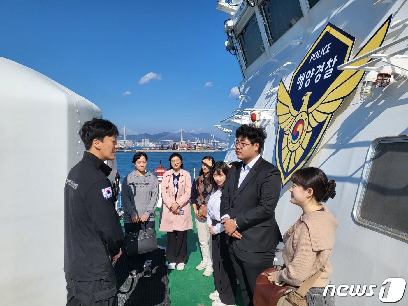 본문 이미지 - 3일 남해해경청 및 소속해경서 청년인턴들이 부산서 소속 1501함에 탑승해 해경 관계자의 설명을 듣고 있다. (남해해경청 제공)