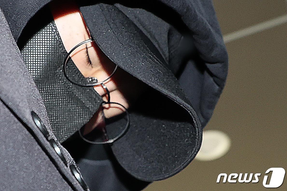 본문 이미지 - 남현희 전 펜싱 국가대표의 재혼 상대로 알려진 뒤 사기 의혹을 받는 전청조 씨가 3일 오후 서울 송파구 서울동부지방법원에서 열린 구속 전 피의자 심문(영장실질심사)에 출석하고 있다. 2023.11.3/뉴스1 ⓒ News1 이동해 기자