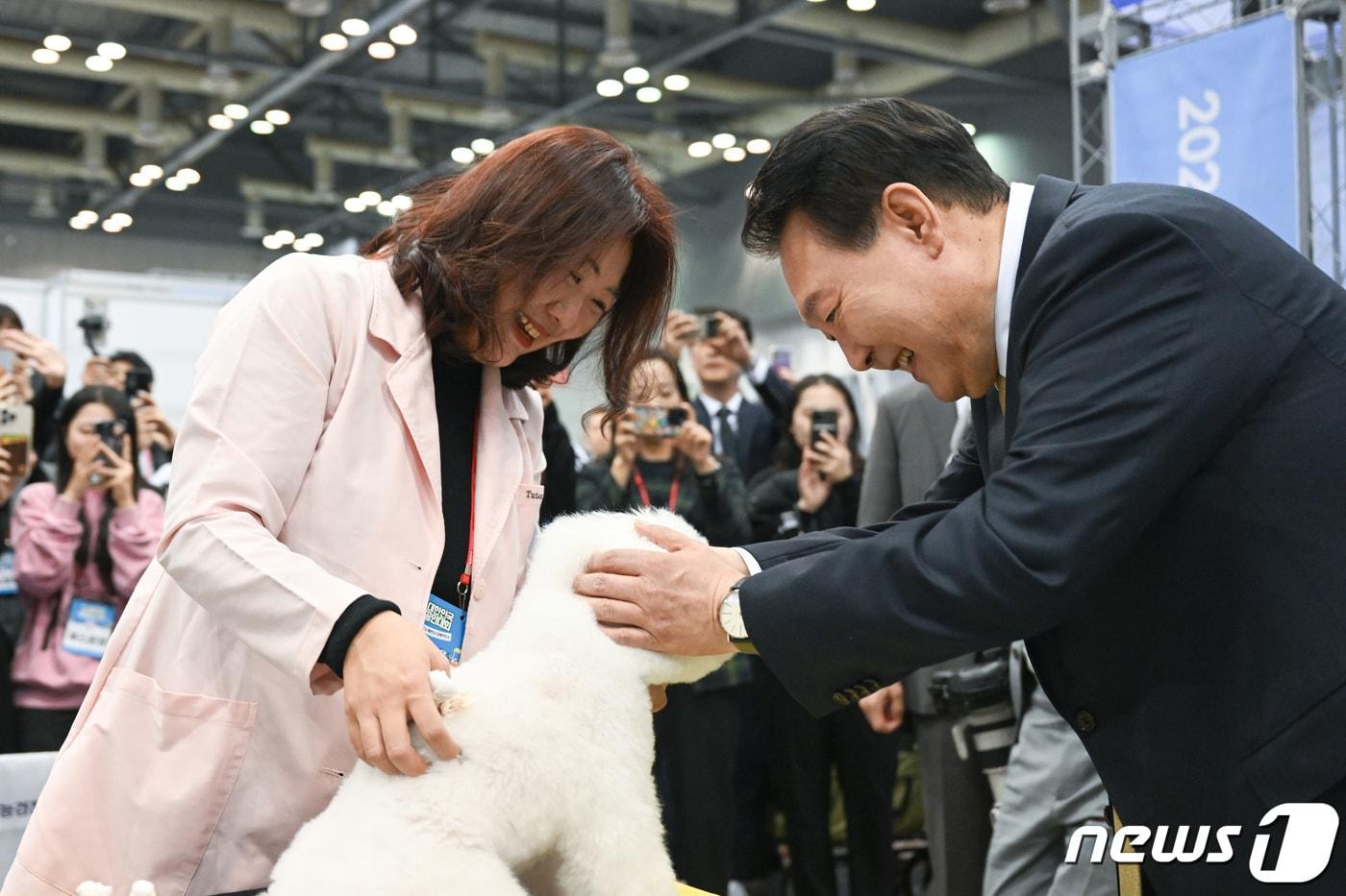 본문 이미지 - 윤석열 대통령이 3일 경기 고양시 일산서구 킨텍스에서 열린 2023 대한민국 소상공인대회 펫산업연합회 부스를 찾아 강아지를 쓰다듬고 있다. (대통령실 제공) 2023.11.3/뉴스1 ⓒ News1 안은나 기자