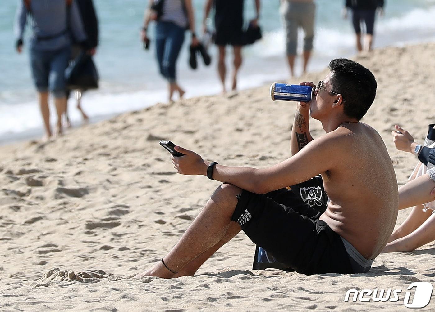 본문 이미지 - 3일 오후 부산 해운대해수욕장에서 상의를 탈의한 외국인이 맥주를 마시고 있다. 2023.11.3/뉴스1 ⓒ News1 윤일지 기자