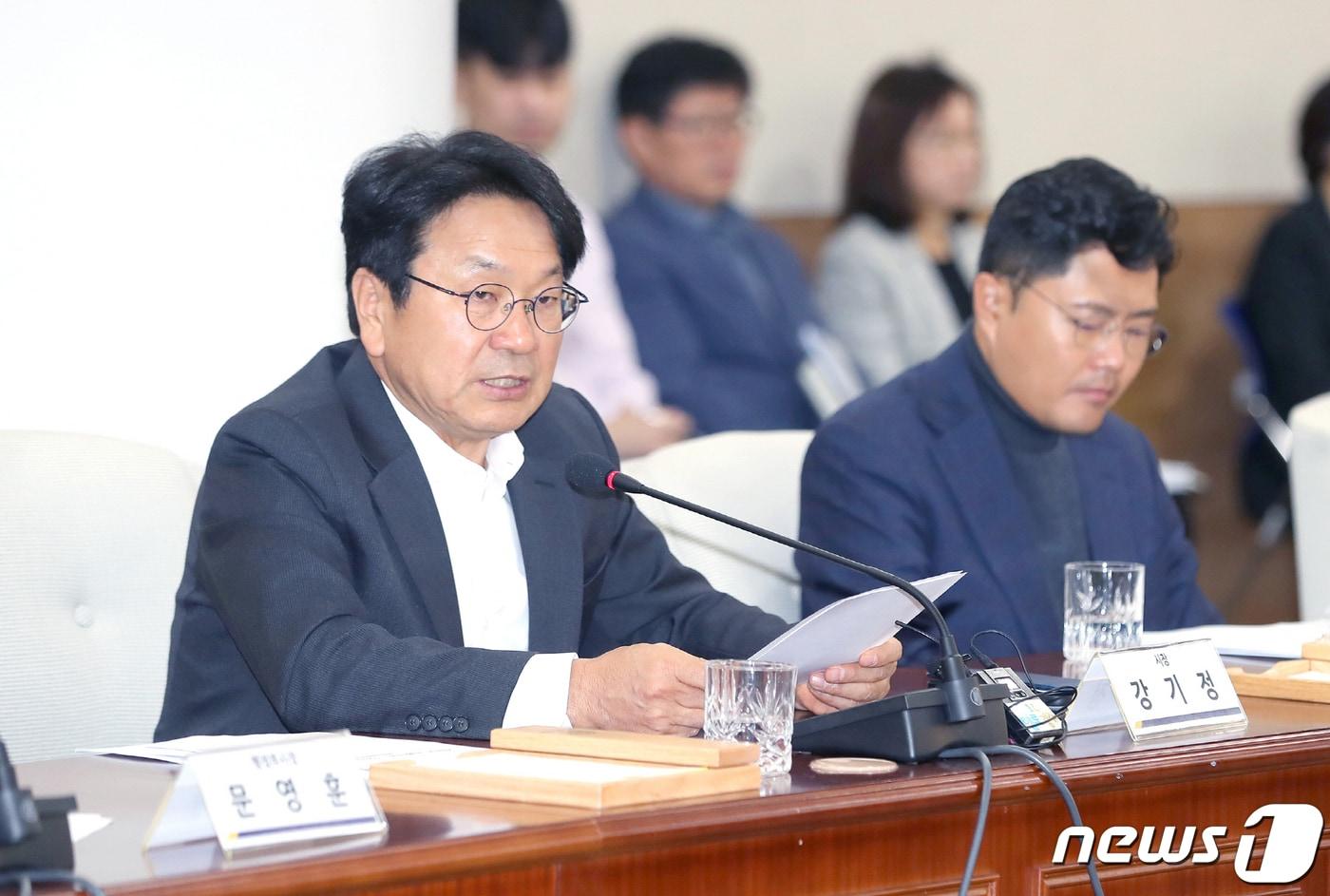 본문 이미지 - 강기정 광주시장이 지난 3일 시의회 4층 대회의실에서 열린 '2024년 본예산안에 대한 사전설명과 협의를 위한 의정협의회'에서 내년 세수위기 극복 방안을 논의하고 있다. (광주시 제공)2023.11.3/뉴스1 