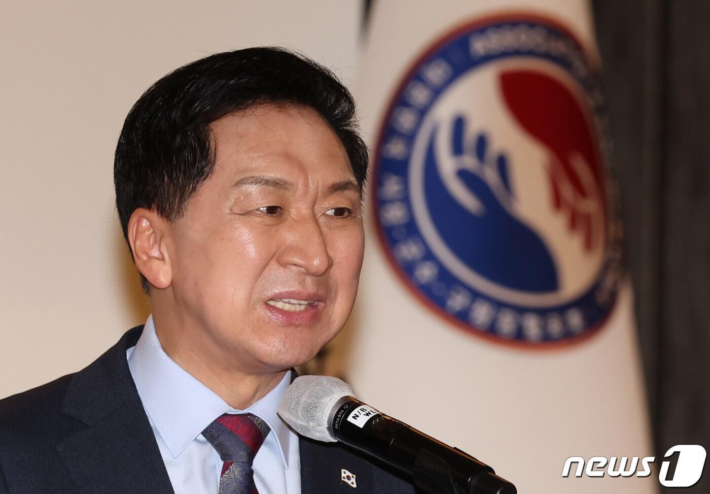 본문 이미지 - 김기현 국민의힘 대표가 3일 서울 종로구 포시즌스 호텔에서 열린 민선8기 2차년도 대한민국 시장·군수·구청장협의회 제2차 공동회장단 회의에서 인사말을 하고 있다. 2023.11.3/뉴스1 ⓒ News1 김민지 기자