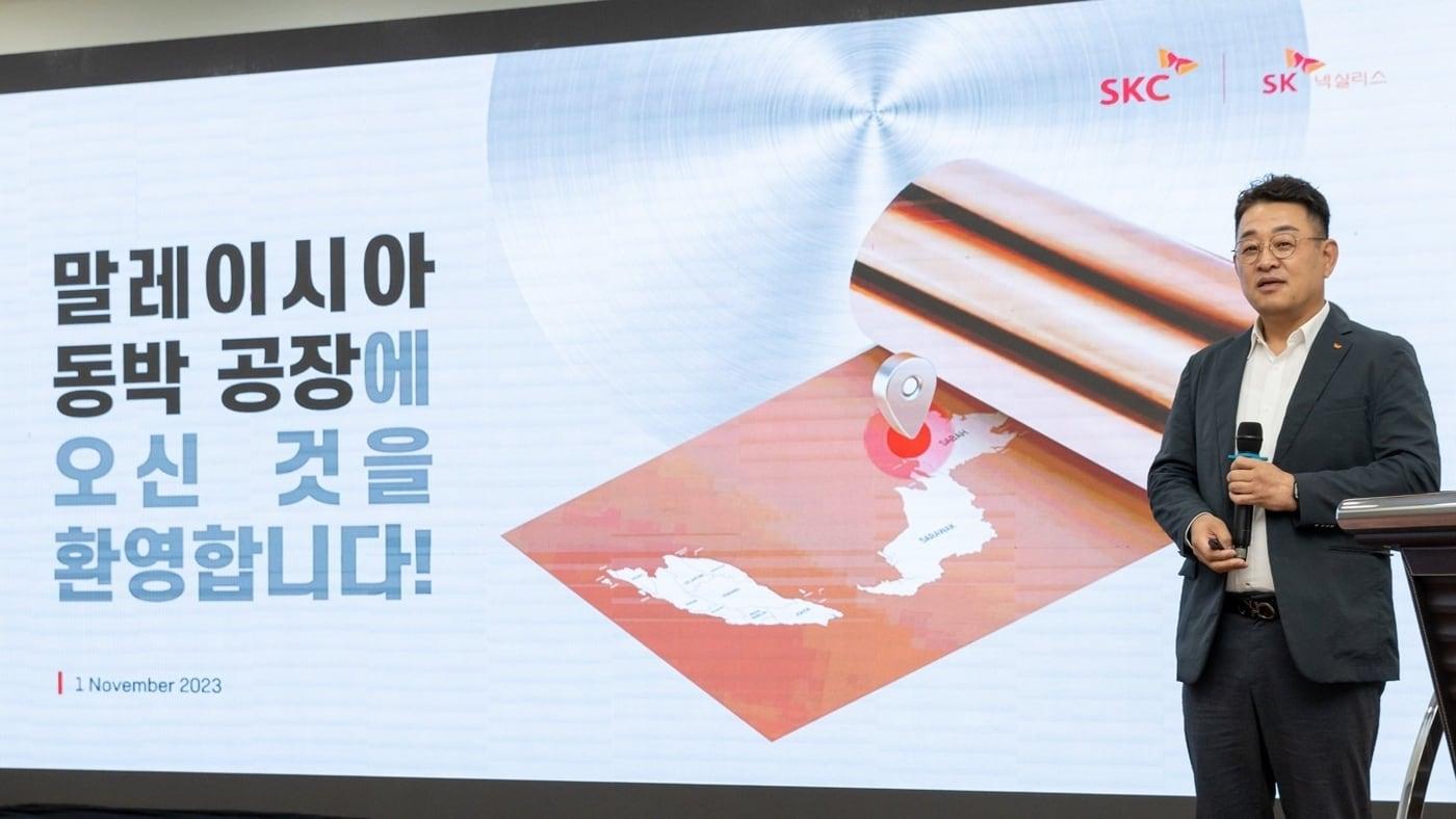 신동환 SK넥실리스 말레이시아 법인장이 공장 현황에 대해 설명하고 있다. SK넥실리스 말레이시아 공장은 10월 말 상업생산을 시작했다(SK넥실리스 제공).