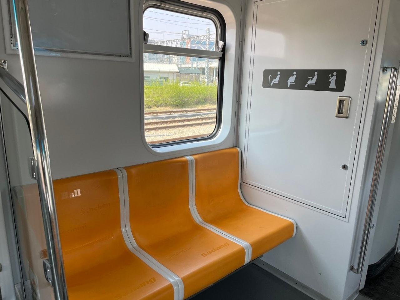 본문 이미지 - 서울 지하철 2호선 전동차의 노약자석 위쪽 창문이 사라진 모습. (서울교통공사 제공)