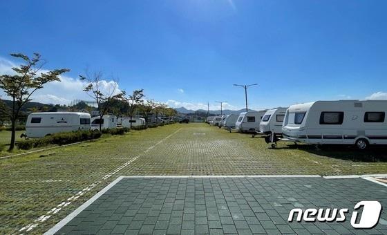 본문 이미지 -  충북 충주에서 화물차 공영차고지에 이어 캠핑카 공영차고지가 필요하다는 주장이 제기됐다.(자료사진)2023.11.5/뉴스1
