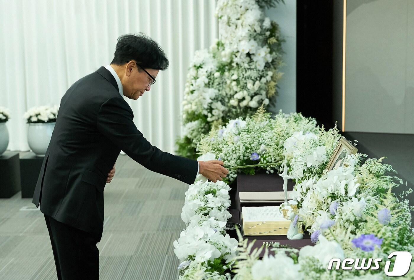 본문 이미지 - 3일(금) 오전 서울시 중구 필동 CJ인재원에서 열린 故 손복남 고문 1주기 추모식에서 이재현 CJ그룹 회장이 헌화하고 있다.(CJ그룹 제공)