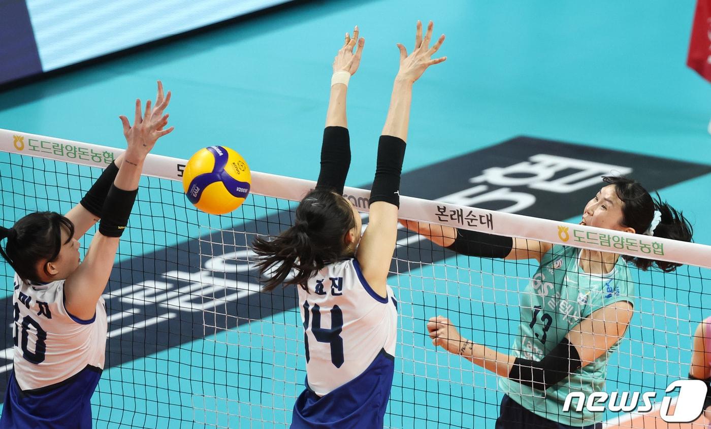 본문 이미지 - GS칼텍스 정대영이 3일 서울 중구 장충체육관에서 열린 여자프로배구 2023-2024 도드람 V리그 GS칼텍스와 현대건설의 경기에서 공격을 하고 있다. 2023.11.3/뉴스1 ⓒ News1 김성진 기자