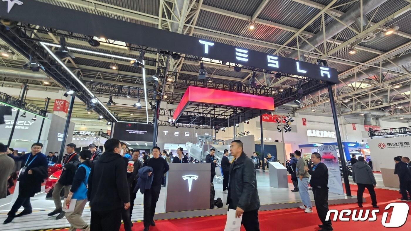 29일 중국 베이징 순이구 중국국제전시센터에서 열린 제1회 국제공급망 촉진박람회에 마련된 테슬라 전시관. ⓒ News1 정은지 특파원