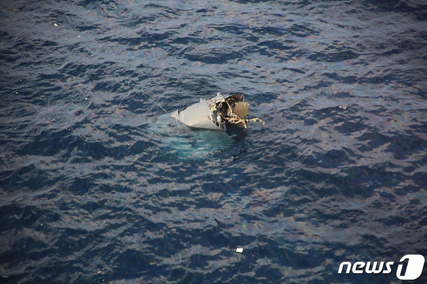 본문 이미지 - 11월29일 (현지시간) 미군 오스프리 수송기가 일본 가고시마현 야쿠시마 해상에 추락한 잔해가 보인다. 2023.11.30 ⓒ AFP=뉴스1 ⓒ News1 우동명 기자