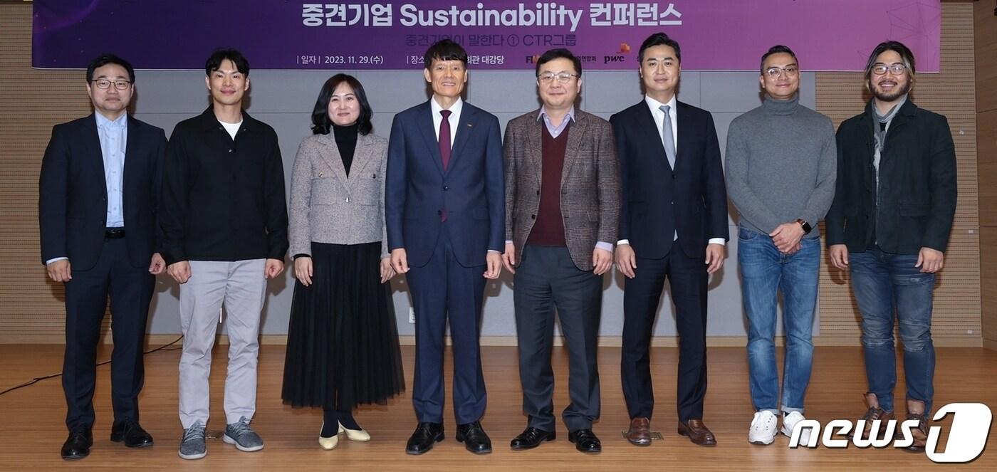 (왼쪽부터)고승범 CTR그룹 상무, 강상우 CTR그룹 부회장, 홍지윤 삼일PwC 전무, 최희문 한국중견기업연합회 전무, 최영일 와이지-원 이사, 김민교 빅웨이브로보틱스 대표이사, 성민수 아이브 대표이사, 이주환 스윗코리아 대표이사(한국중견기업연합회 제공)