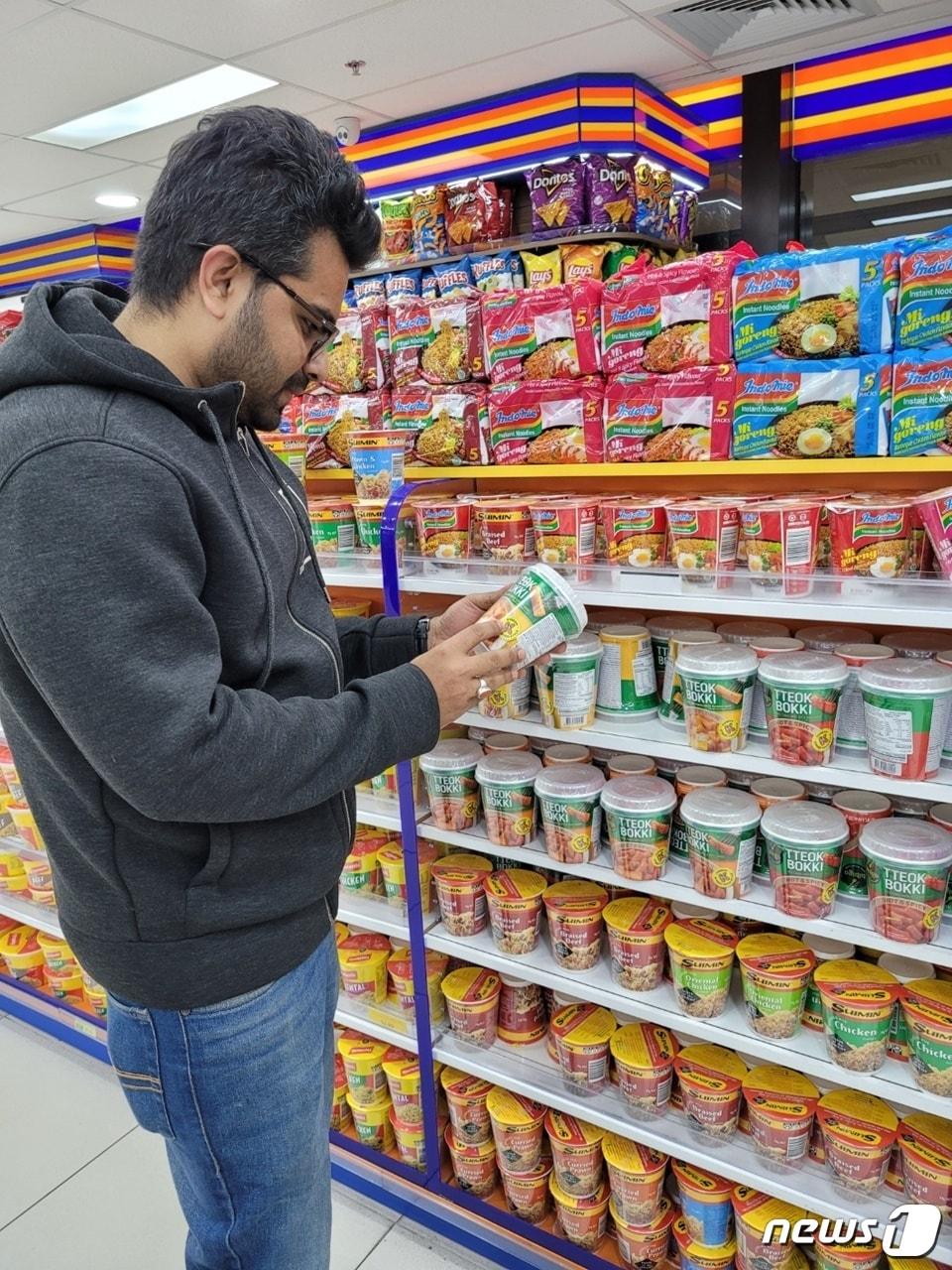 본문 이미지 - 호주의 이지마트에서 소비자가 비비고 제품을 구매하는 모습. (CJ제일제당 제공)