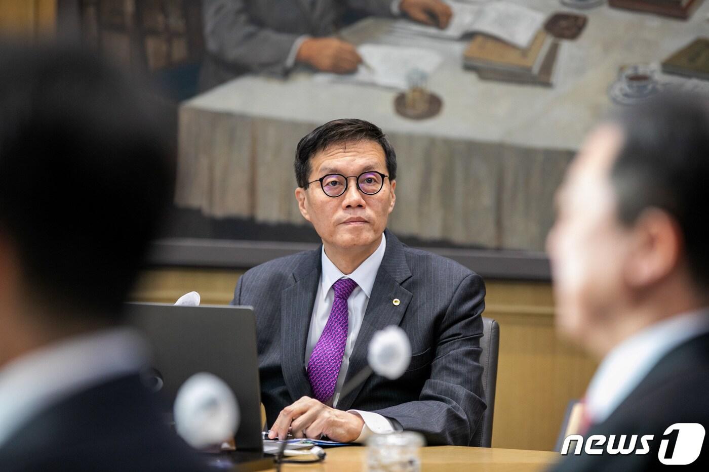 본문 이미지 - 이창용 한국은행 총재가 30일 서울 중구 한국은행에서 열린 금융통화위원회를 주재하고 있다. /뉴스1