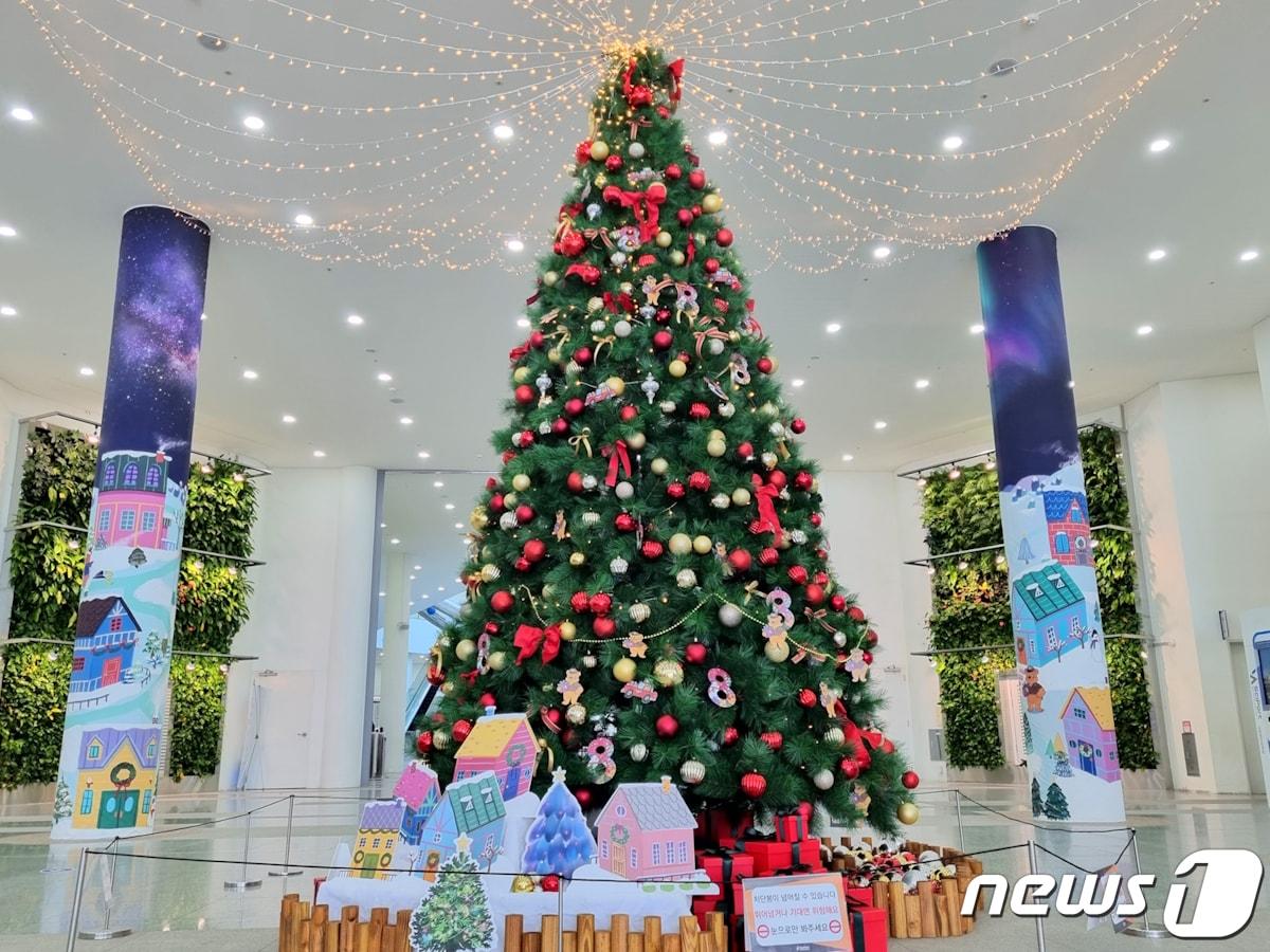 본문 이미지 - 국립부산과학관에 설치된 크리스마스 트리(국립부산과학관 제공)