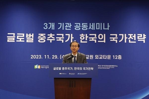 본문 이미지 - 외교안보 싱크탱크 기관과의 세미나 개회사 중인 강영훈 제주평화연구원장. 사진제공 = 제주평화연구원
