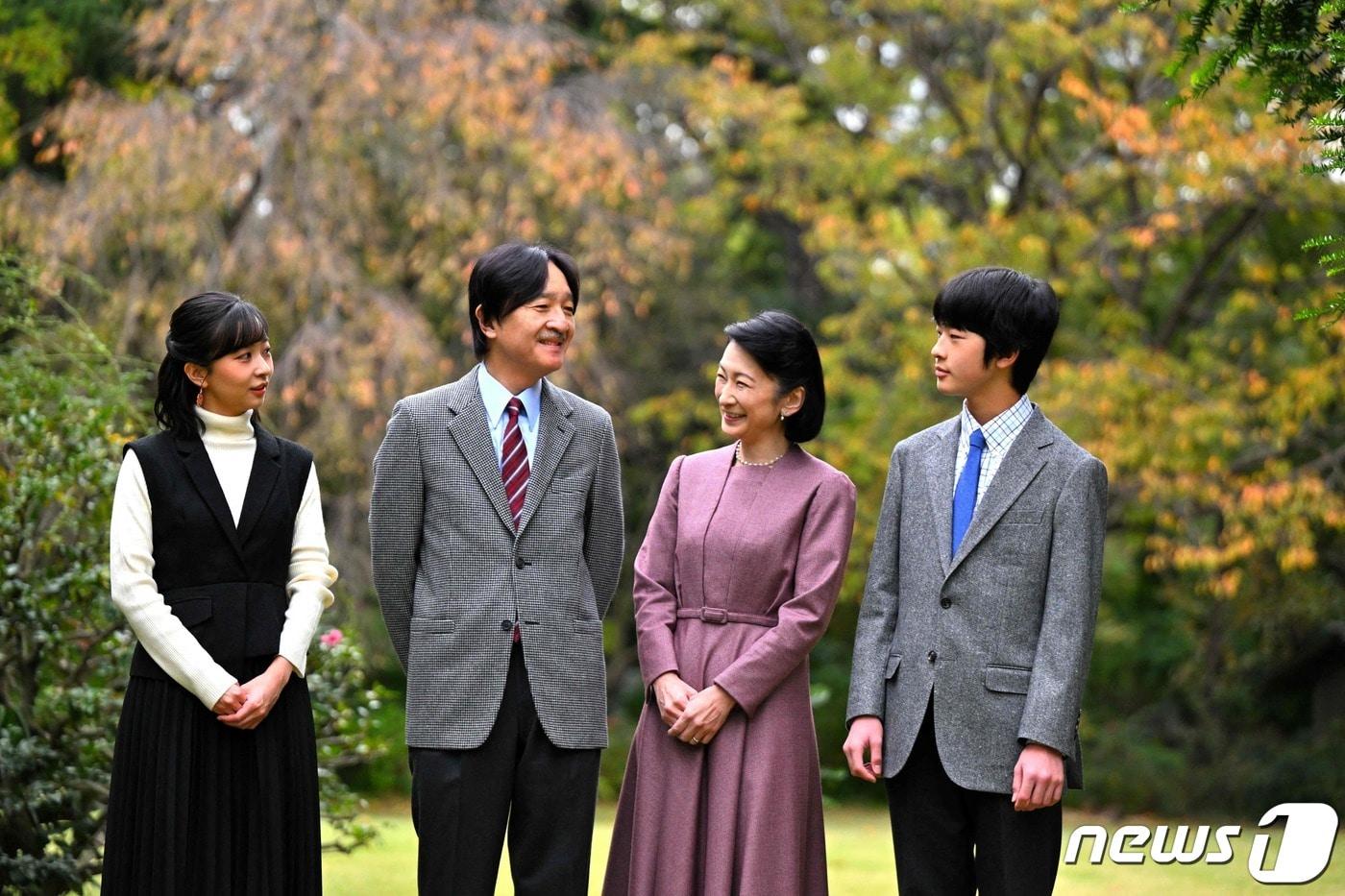 본문 이미지 - 일본 왕족. (왼쪽부터) 가코 공주, 아키시노 왕세자, 키코 왕세자비, 히사히토 왕자. 2023.11.30 ⓒ AFP=뉴스1