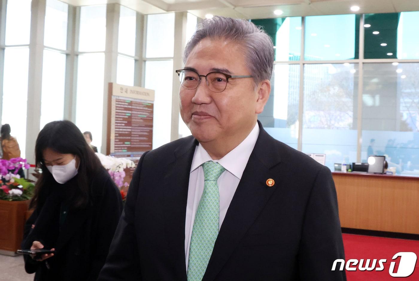 본문 이미지 - 박진 외교부 장관이 30일 오전 서울 종로구 정부서울청사 별관 외교부로 출근하고 있다. 2023.11.30/뉴스1 ⓒ News1 김명섭 기자