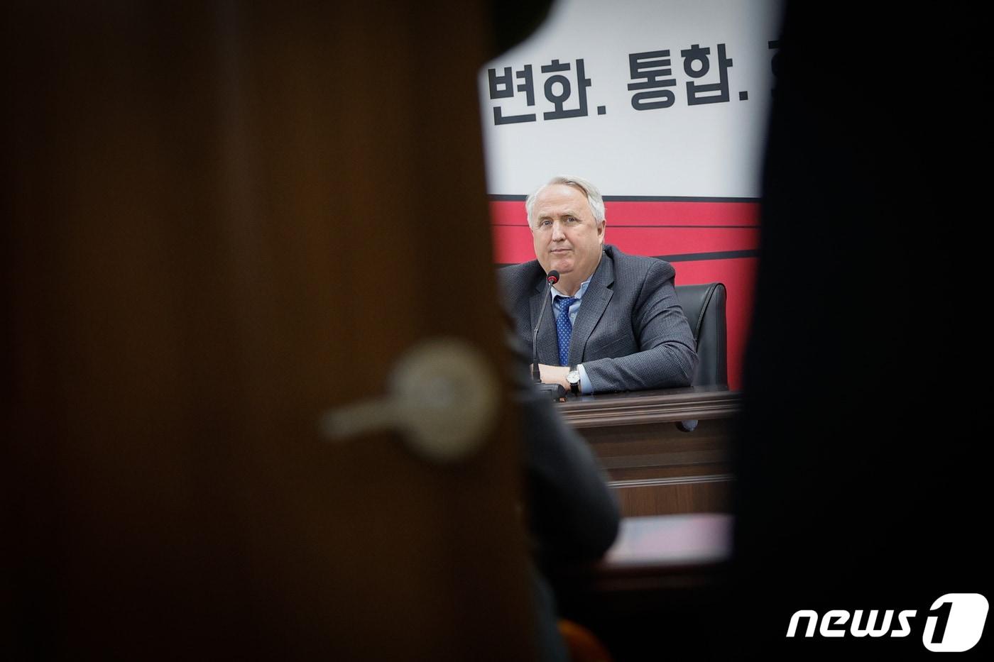 본문 이미지 - 인요한 국민의힘 혁신위원장이 30일 오전 서울 여의도 당사에서 열린 혁신위원회 제11차 전체회의에서 비공개 전환을 기다리고 있다. 2023.11.30/뉴스1 ⓒ News1 안은나 기자