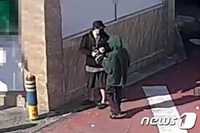 본문 이미지 - A씨가 고교생 B양에게 담배를 사다 주는 모습.(제주특별자치도 자치경찰단 제공)