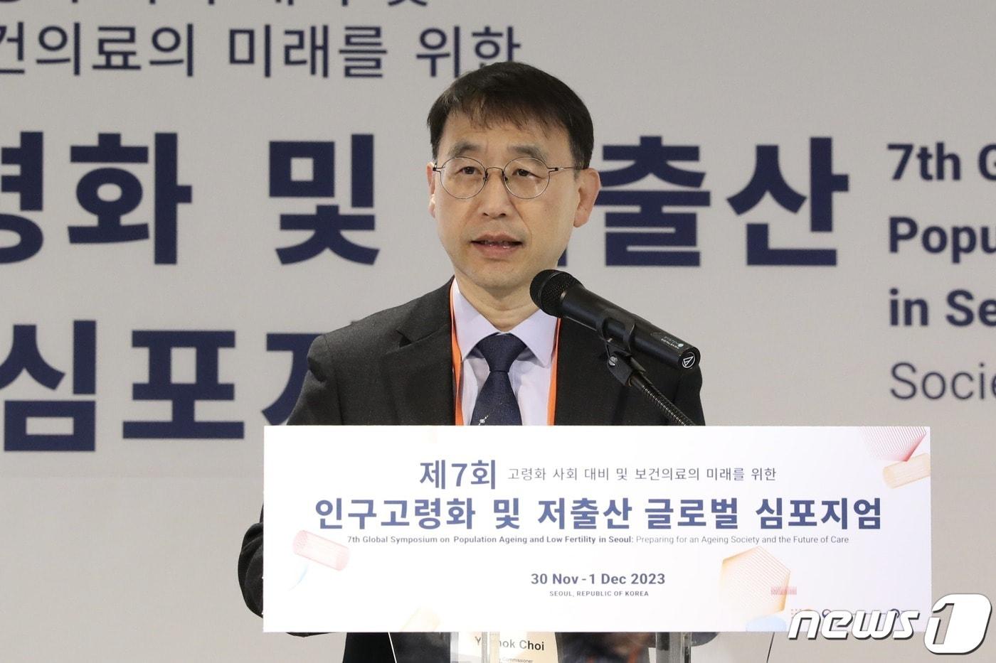 최연옥 통계청 차장이 30일부터 오는 1일까지 서울 한중일 3국 협력사무국(TCS) 컨퍼런스홀에서 열리는 '제7회 인구고령화 및 저출산 글로벌 심포지엄'에서 개회사를 하고 있다. (통계청 제공)