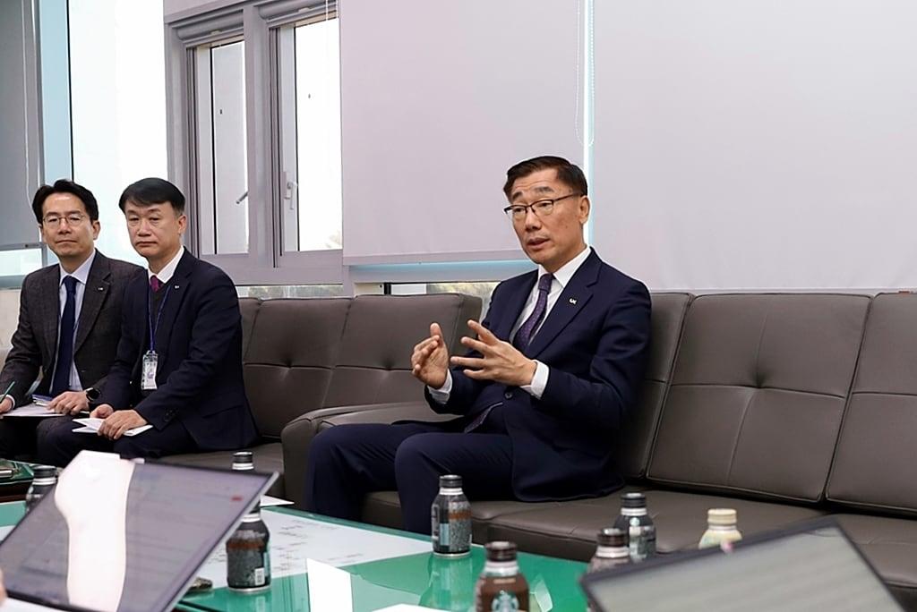 본문 이미지 - 어명소 한국국토정보공사(LX) 사장이 30일 정부세종청사 국토교통부 기자실을 찾아 자사의 경영 위기 극복을 위해 마련한 혁신안을 발표하고 있다. /한국국토정보공사(LX) 제공