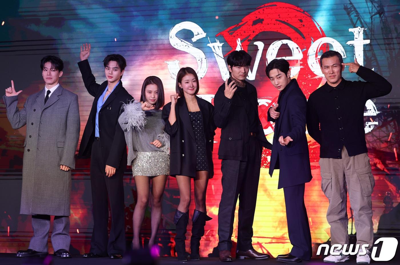 본문 이미지 - 배우 김무열(왼쪽부터), 송강, 고민시, 이시영, 이진욱, 진영, 유오성이 30일 오전 서울 성수동 에스팩토리D동에서 열린 넷플릭스 오리지널 시리즈 '스위트홈 시즌2' 제작발표회에서 포즈를 취하고 있다. 2023.11.30/뉴스1 ⓒ News1 김진환 기자