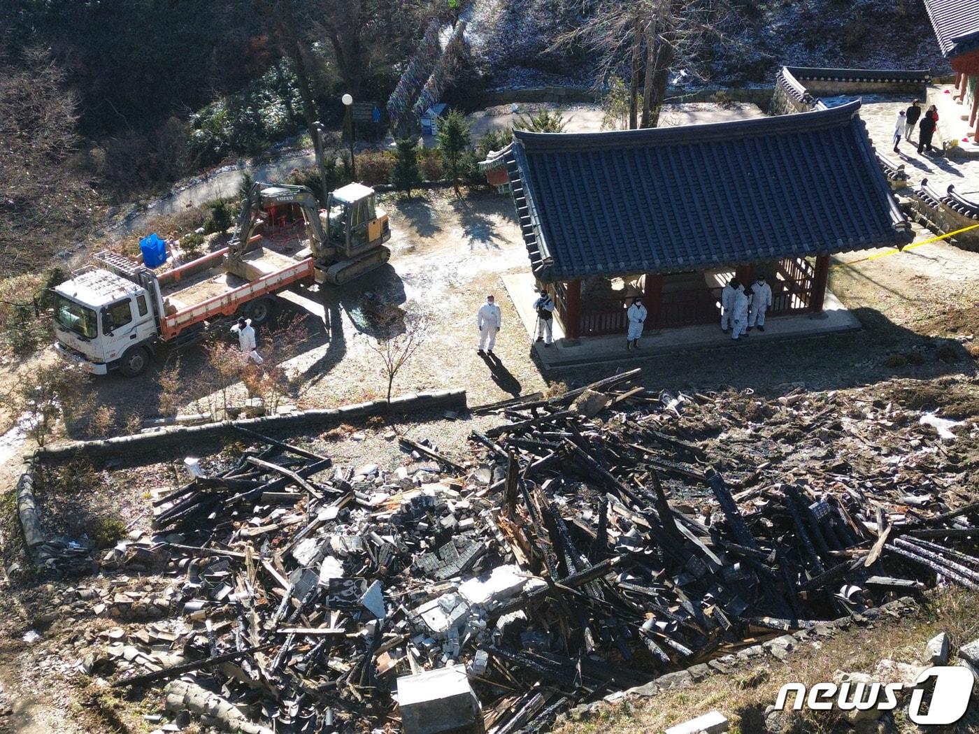 본문 이미지 - 30일 오전 경기 안성시 죽산면 칠장사 요사채 화재현장에서 경찰 및 소방 관계자들이 합동감식을 진행하고 있다. (공동취재) 2023.11.30/뉴스1 ⓒ News1 김영운 기자