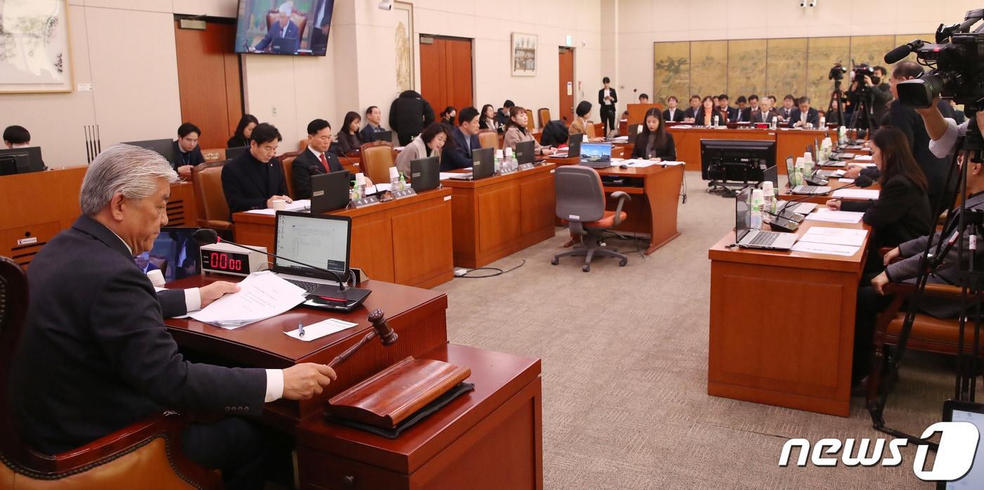 본문 이미지 - 이상헌 국회 문체위 위원장이 30일 오전 서울 여의도 국회에서 열린 문화체육관광위원회 전체회의에서 의사봉을 두드리고 있다. 2023.11.30/뉴스1 ⓒ News1 임세영 기자
