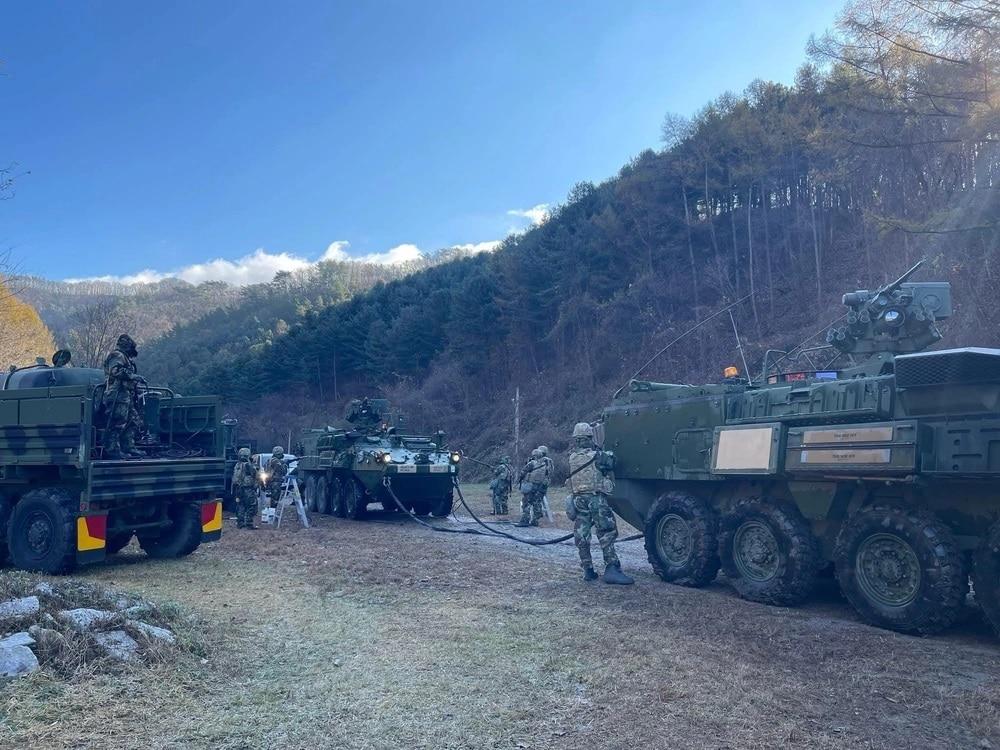 본문 이미지 - DMZ 인근 '캠프 케이시'에 배치된 미 화생방부대가 우리 군과 연합훈련을 하고 있다.(미 국방부 제공)