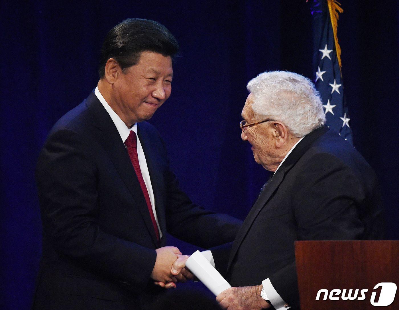 본문 이미지 - 2015년 9월22일 시진핑 중국 국가주석(왼쪽)과 헨리 키신저 미국 전 국무장관이 미국 시애틀에서 열린 환영 만찬에서 만나 악수를 나누고 있다. 2015.09.22 ⓒ AFP=뉴스1 ⓒ News1 정지윤 기자