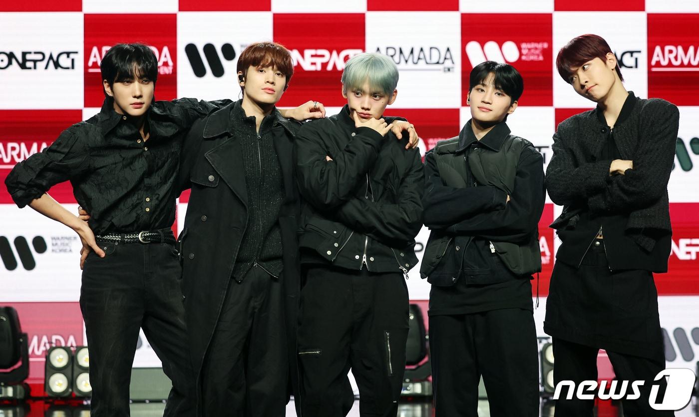 보이 그룹 원팩트(ONE PACT)가 30일 오후 서울 강남구 일지아트홀에서 열린 첫 번째 미니 앨범 '모멘트(Moment)' 발매 기념 쇼케이스에서 포즈를 취하고 있다. 가수 겸 방송인 강남이 대표로 제작에 참여한 원팩트는 '원(one)'과 '임팩트(impact)'의 합성어로, '하나로 모여 큰 임팩트를 만들다'라는 의미를 담고 있다. 2023.11.30/뉴스1 ⓒ News1 김진환 기자