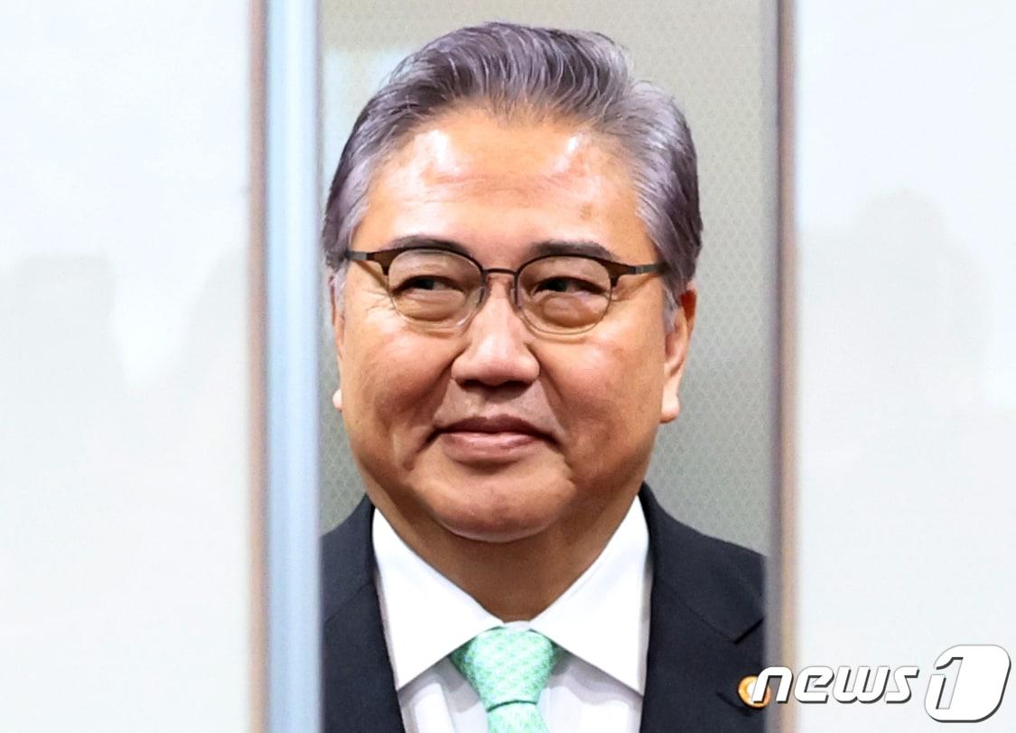 본문 이미지 - 박진 외교부 장관이 30일 오전 서울 종로구 정부서울청사 별관 외교부로 출근하고 있다. 2023.11.30/뉴스1 ⓒ News1 김명섭 기자