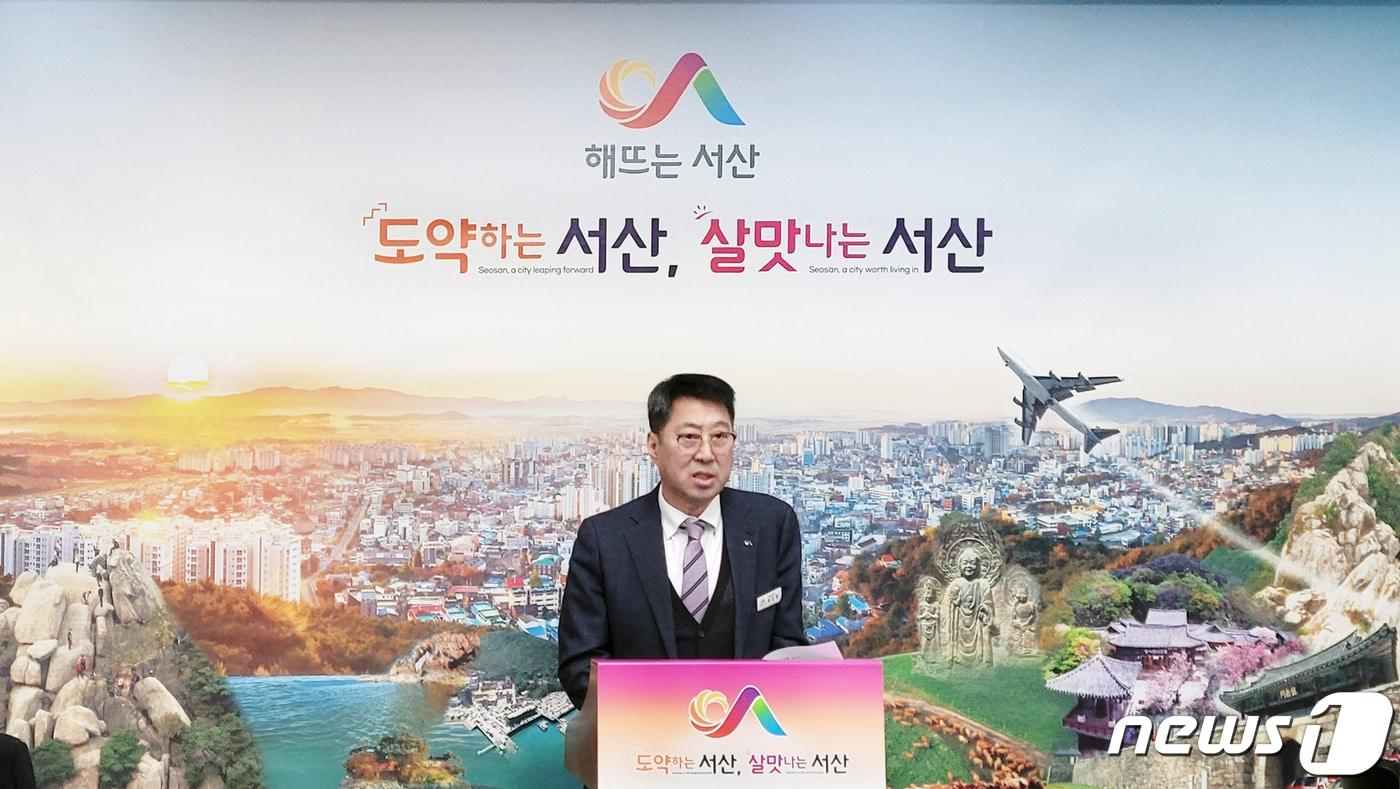 본문 이미지 - 30일 최은환 기획예산담당관이 시청 브리핑룸에서 초록광장 조성사업의 계획과 내년 건전재정 운용 방안을 설명하고 있다.(서산시 제공)/뉴스1