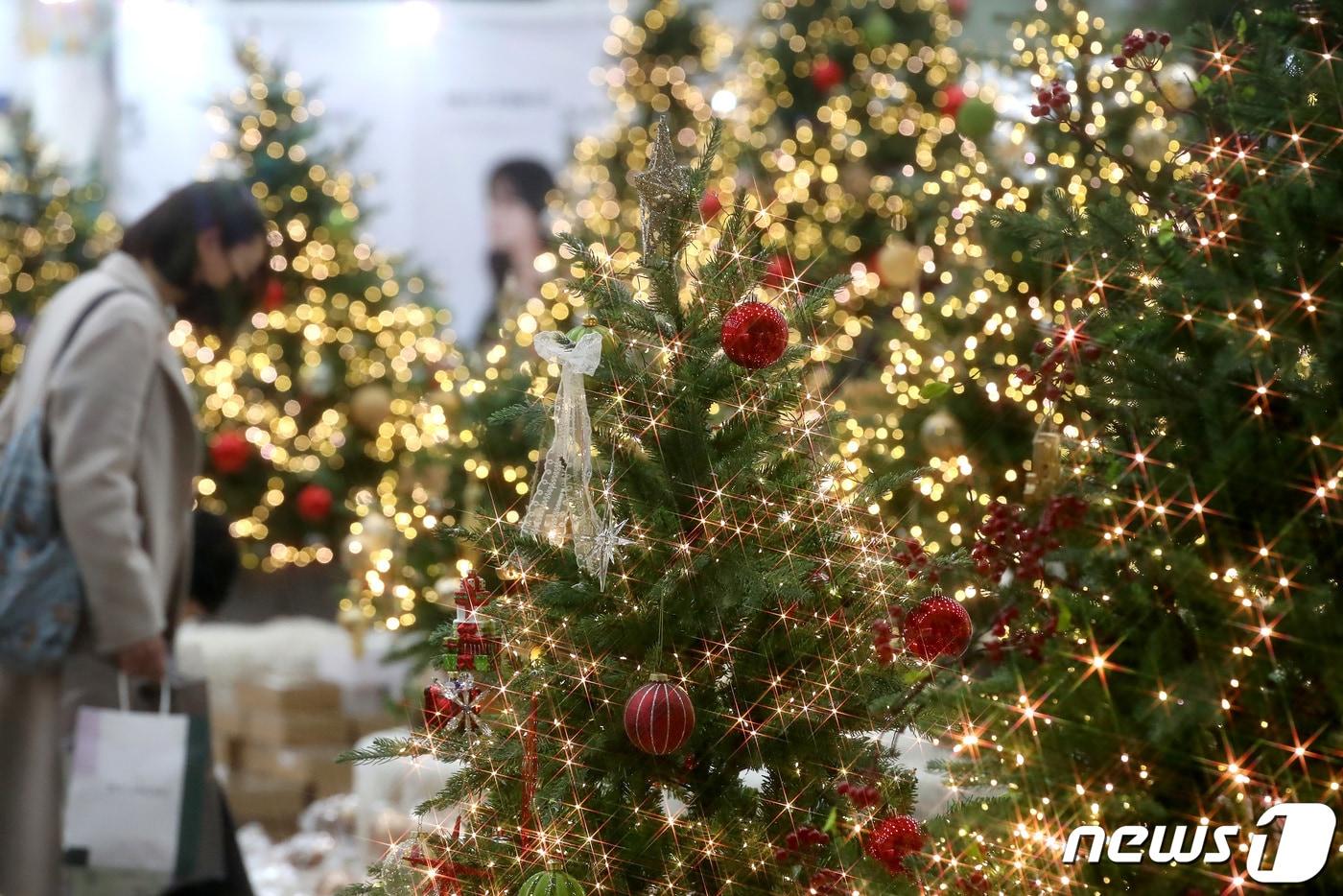지난해 대구 북구 엑스코에서 열린 &#39;대구크리스마스페어&#39;를 찾은 관람객들이 크리스마스 장식 용품을 살펴보는 모습. ⓒ News1 DB
