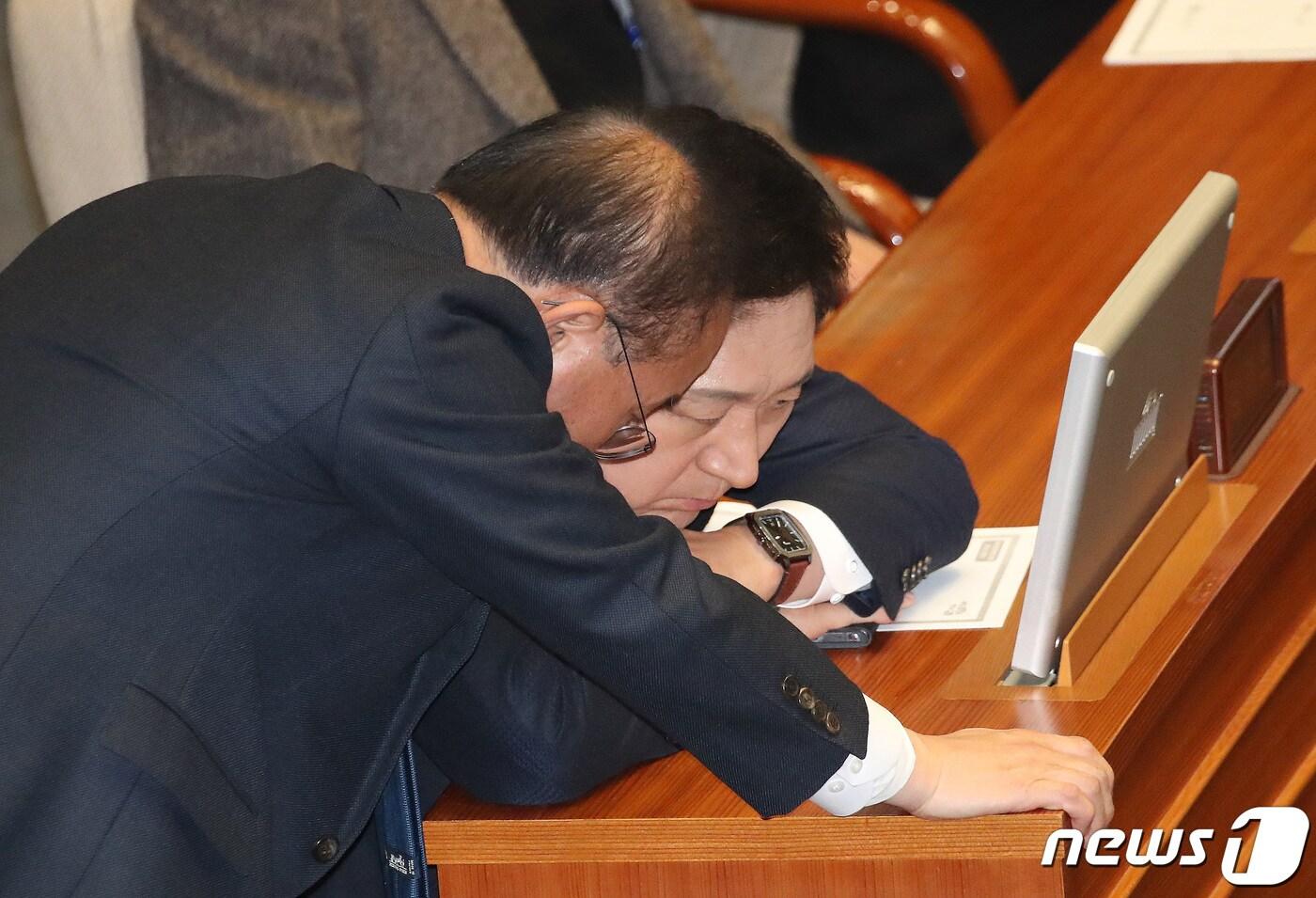 본문 이미지 - 김기현 국민의힘 대표와 윤재옥 원내대표가 30일 오후 서울 여의도 국회 본회의장에서 열린 제410회 국회(정기회) 제12차 본회의에서 이야기를 나누고 있다. 2023.11.30/뉴스1 ⓒ News1 임세영 기자