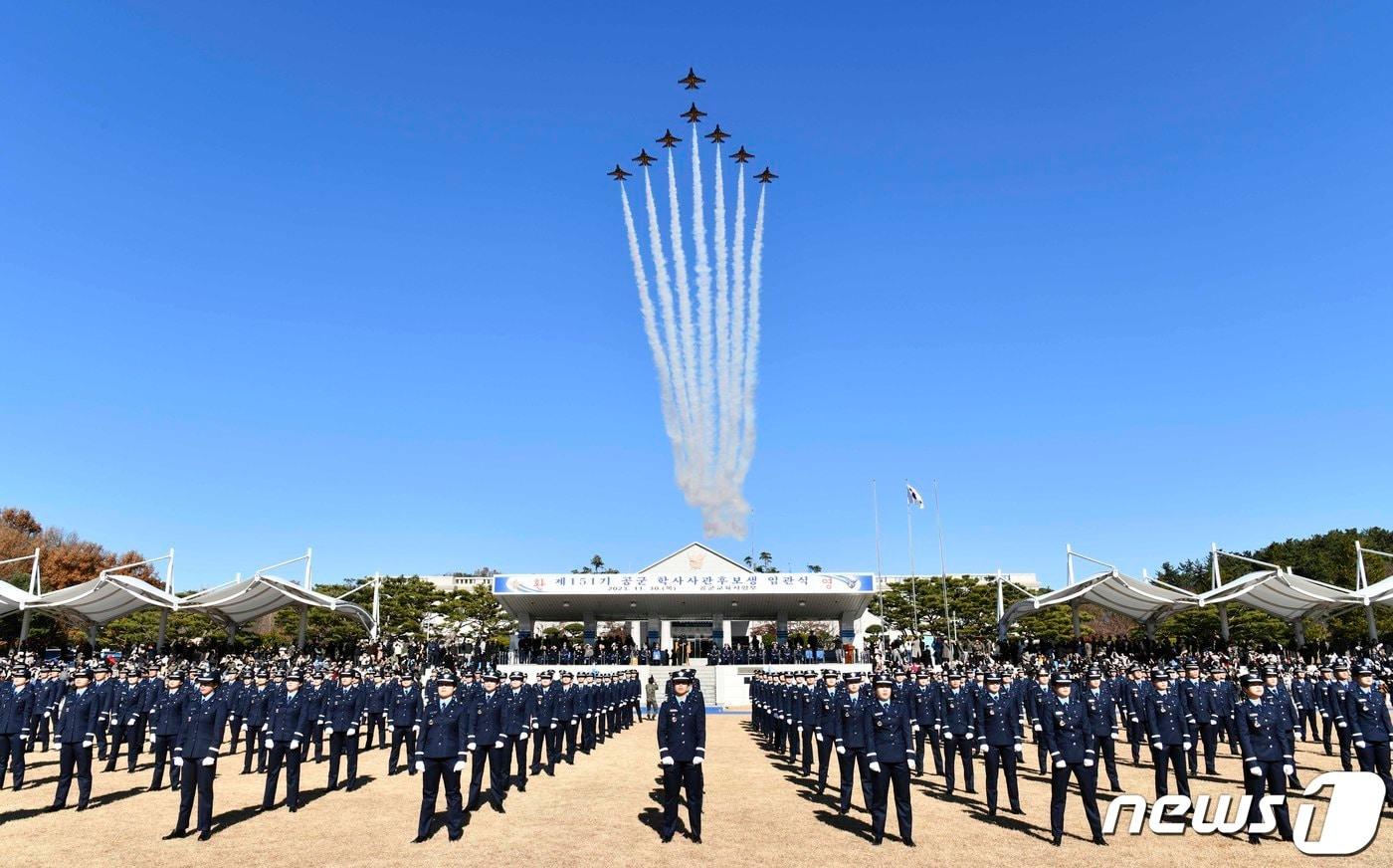 공군 특수비행팀 ‘블랙이글스’가 30일 경남 진주시 공군교육사령부에서 열린 제151기 학사사관후보생 임관식에서 임관 축하비행을 하고 있다. (공군 제공) 2023.11.30/뉴스1