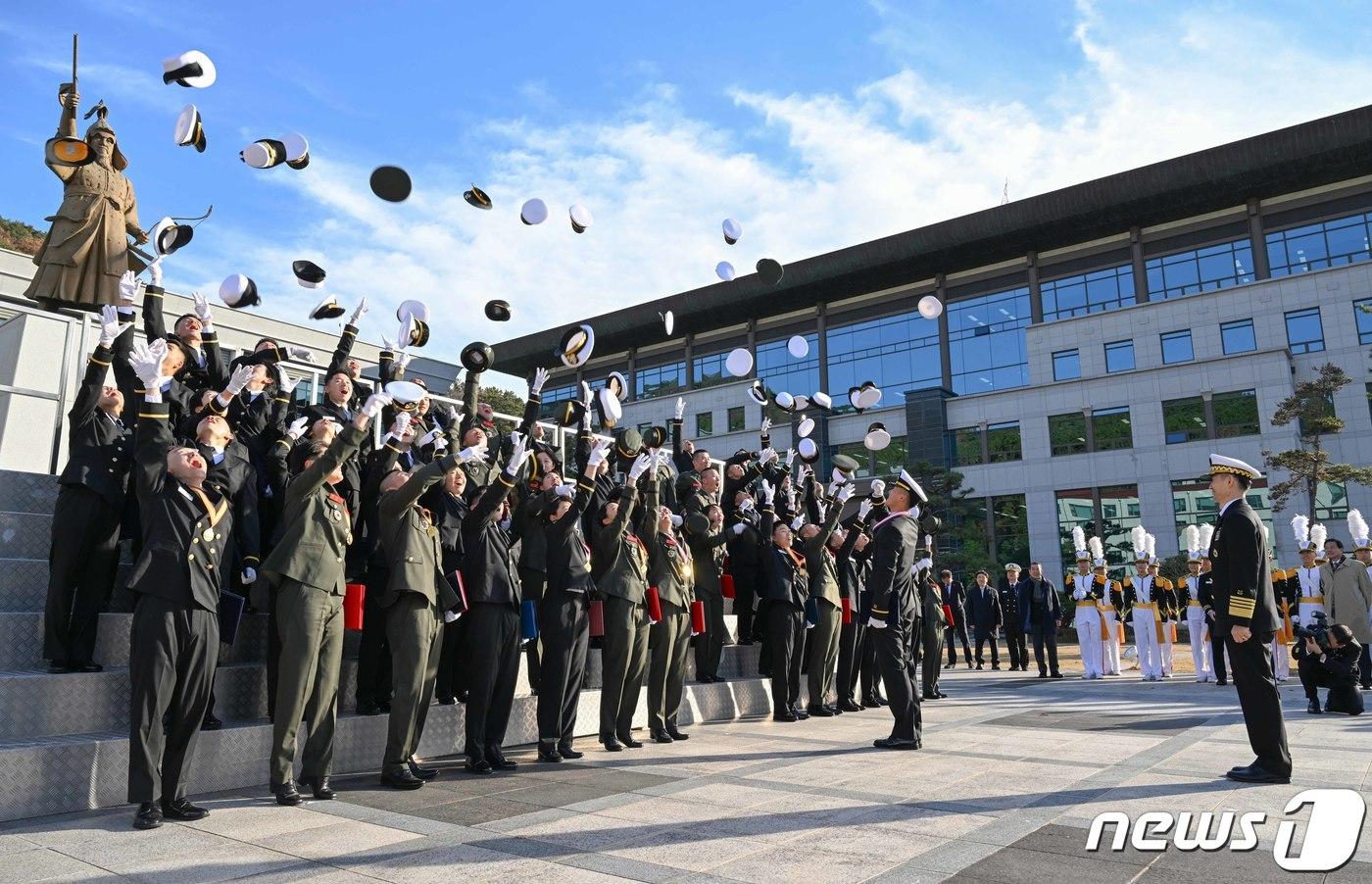 본문 이미지 - 지난달 30일 열린 제135기 해군·해병대 사관후보생 임관식. (해군 제공) 2023.11.30/뉴스1