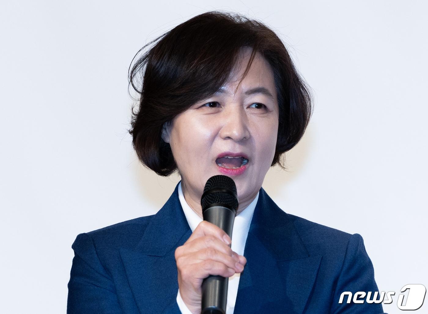 본문 이미지 - 추미애 전 법무부 장관이 30일 오후 서울 종로구 조계사 전통문화예술공연장에서 열린 '장하리' 출판기념회에서 인사말을 하고 있다. 2023.11.30/뉴스1 ⓒ News1 이재명 기자