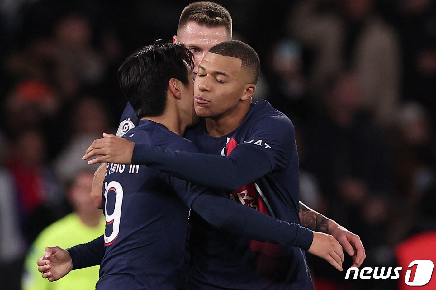 PSG의 이강인이 3일(현지시간) 프랑스 파리의 파르크 데 프랭스에서 열린 리그1 몽펠리에와 경기서 공식전 3경기 연속 공격 포인트인 리그 1호 골을 터트린 뒤 킬리안 음바페의 축하를 받고 있다. 2023.11.4 ⓒ AFP=뉴스1 ⓒ News1 우동명 기자