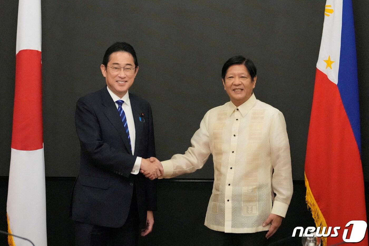 본문 이미지 - 3일(현지시간) 기시다 후미오 일본 총리와 페르디난드 마르코스 주니어 필리핀 대통령이 필리핀 마닐라에서 정상회담을 열고 악수하고 있다. 2023.11.03/ ⓒ 로이터=뉴스1 ⓒ News1 박재하 기자