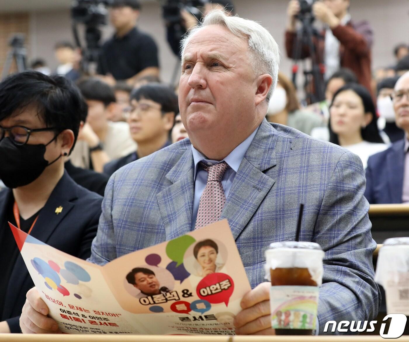 본문 이미지 - 인요한 국민의힘 혁신위원장이 4일 오후 부산 경성대 중앙도서관에서 열린 '바보야 문제는 정치야 토크콘서트'에 참석해 이준석 전 대표의 발언을 듣고 있다. 이날 인 혁신위원장은 이 전 대표와 만나기 위해 '깜짝' 부산 방문을 했지만, 두 사람의 회동은 이뤄지지 않았다. 2023.11.4/뉴스1 ⓒ News1 윤일지 기자