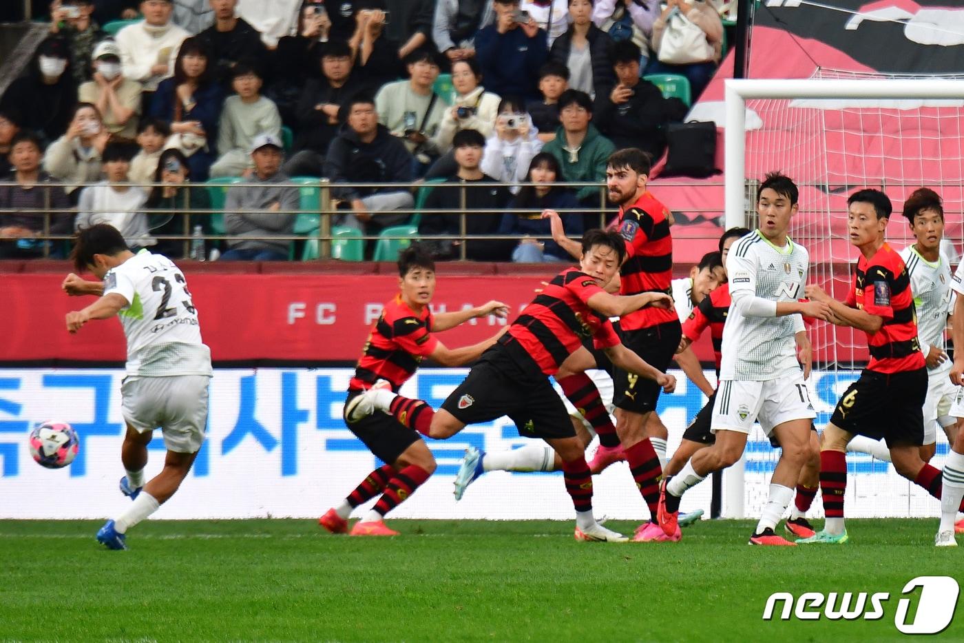 본문 이미지 - 4일 포항스틸야드에서 열린 프로축구 '2023 하나원큐 대한축구협회(FA)컵, 포항스틸러스와 전북현대의 결승전에서 전북 김진수가 포항 문전에서 프리킥하고 있다. 2023.11.4/뉴스1 ⓒ News1 최창호 기자