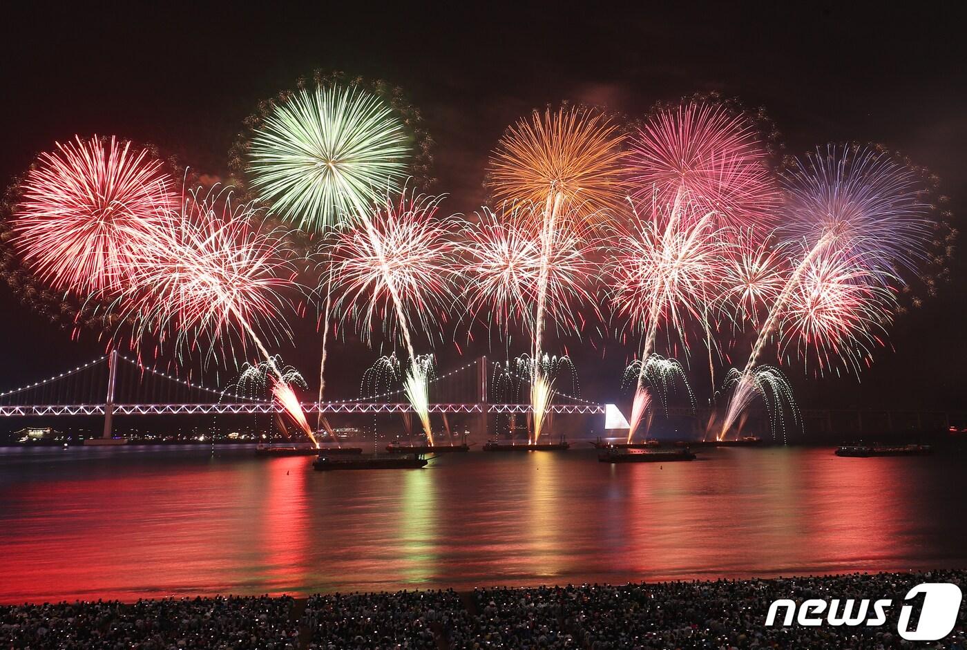 본문 이미지 - 4일 오후 부산 수영구 광안리해수욕장 일대에서 열린 '제18회 부산불꽃축제'에서 화려한 불꽃이 부산 밤바다를 수놓고 있다. 2023.11.4/뉴스1 ⓒ News1 윤일지 기자