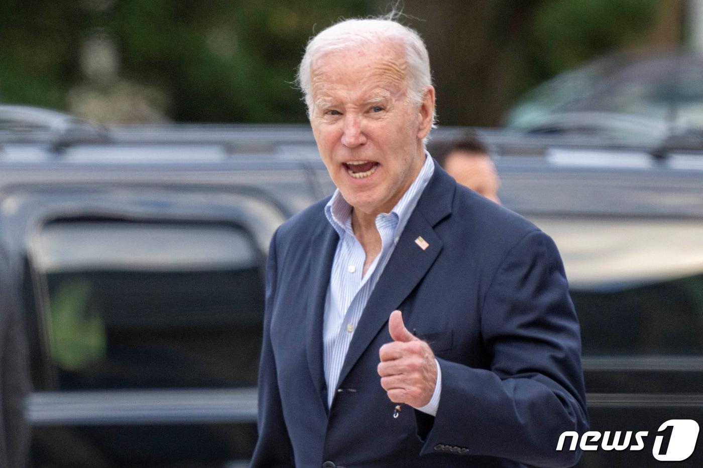 본문 이미지 - 조 바이든 미국 대통령이 4일(현지시간) 델라웨어주 레호보스 비치에 있는 세인트 에드먼즈 성당에서 미사를 마친 뒤 떠나며 취재진을 만나 “이스라엘과 인도적 교전 중단 논의에 진전이 있다”고 밝히고 있다. 2023.11.5 ⓒ 로이터=뉴스1 ⓒ News1 우동명 기자