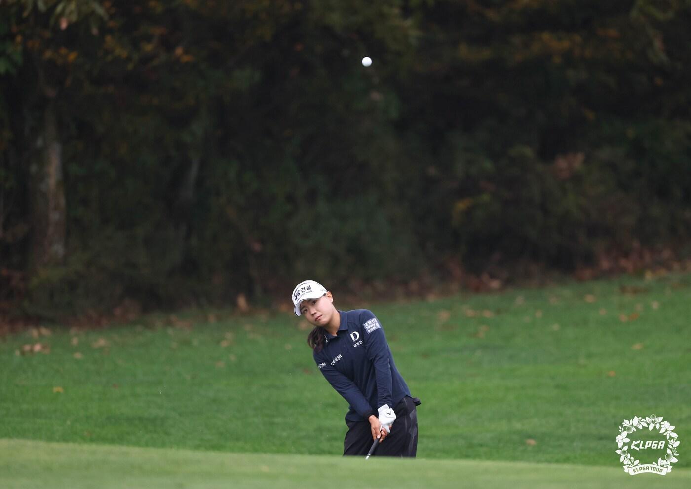 이소미가 5일 제주 엘리시안제주CC에서 열린 한국여자프로골프(KLPGA) 투어 'S-OIL 챔피언십 2023' 최종라운드 1번홀에서 칩샷을 하고 있다. (KLPGT 제공) 2023.11.5/뉴스1