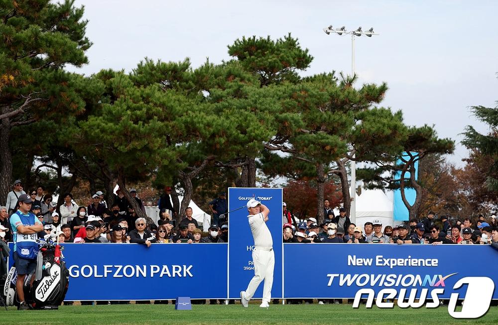 본문 이미지 - 강경남이 5일 경북 구미 골프존 카운티 선산 컨트리클럽에서 열린 KPGA 코리안투어 골프존-도레이 오픈 최종라운드 1번홀에서 세컨샷을 하고 있다. (KPGA 제공) (자료사진) 2023.11.5/뉴스1