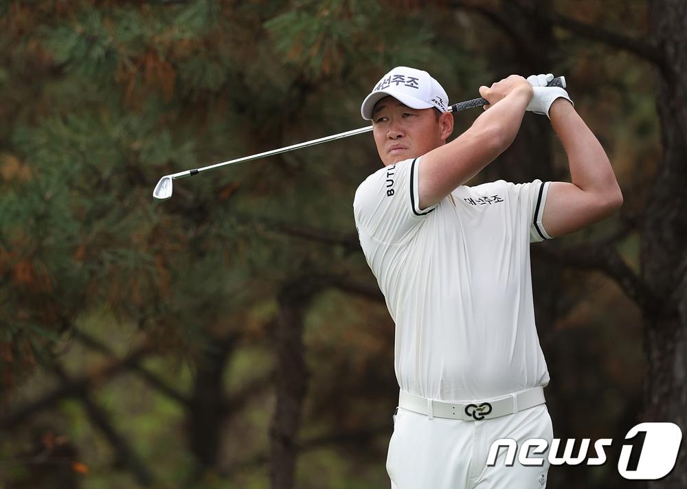 본문 이미지 - 강경남이 5일 경북 구미 골프존 카운티 선산 컨트리클럽에서 열린 KPGA 코리안투어 골프존-도레이 오픈 최종라운드 8번홀에서 티샷을 하고 있다. (KPGA 제공) 2023.11.5/뉴스1