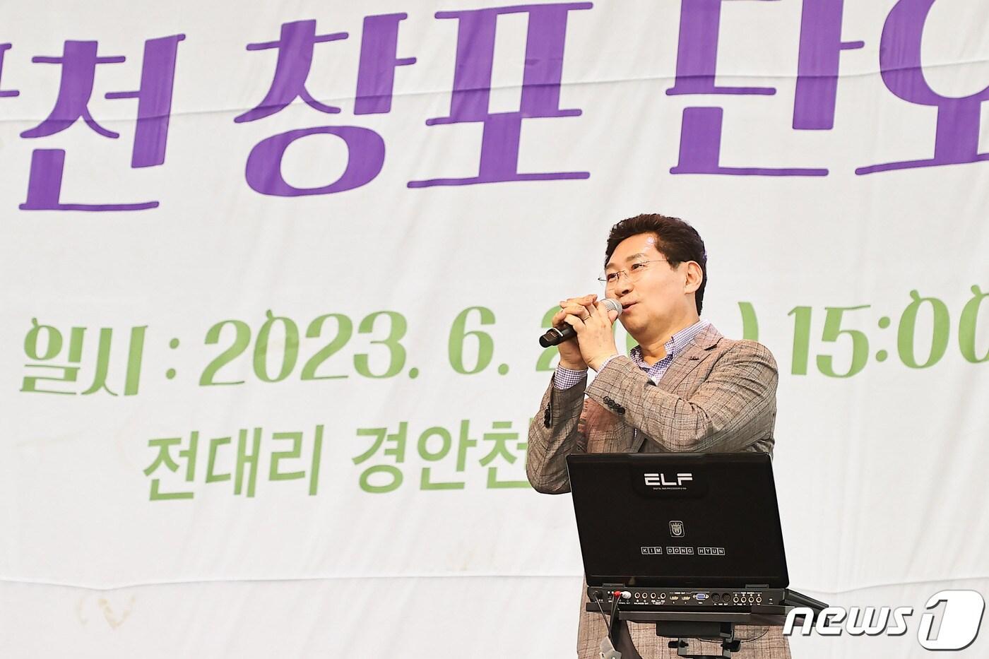 본문 이미지 - 이상일 용인시장이 지난 6월 열린 '제13회 포곡읍 경안천 창포축제'에서 인사말을 하고 있는 모습.(용인시 제공)