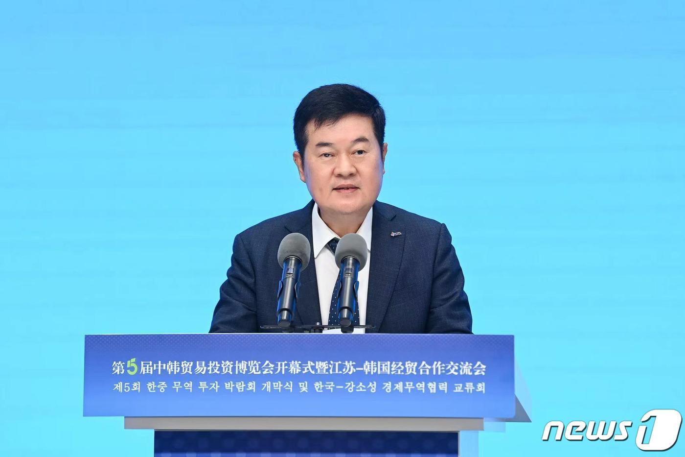 본문 이미지 - 김고현 한국무역협회 전무가 3일 중국 장쑤성에서 열린 '제5회 한-장쑤성 경제무역 협력 교류회'에서 인사말을 하고 있다.(한국무역협회 제공)