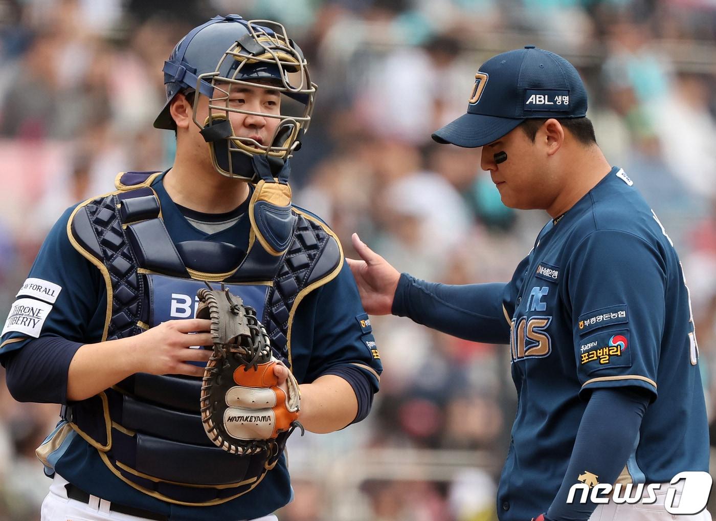 본문 이미지 - NC 다이노스 포수 김형준(왼쪽). 뉴스1 DB ⓒ News1 김진환 기자